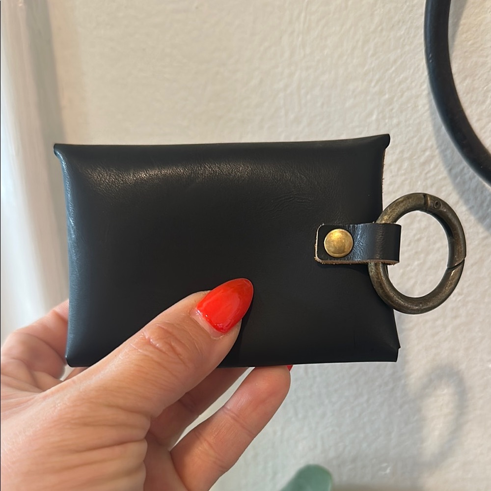 Compact Black Leather Card Holder with Ring - Picture 4 of 4